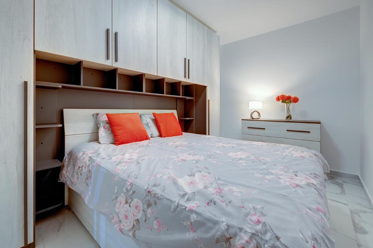 Splendid 2Br Apartment, Steps To St Georges Bay Saint Julian's Екстериор снимка