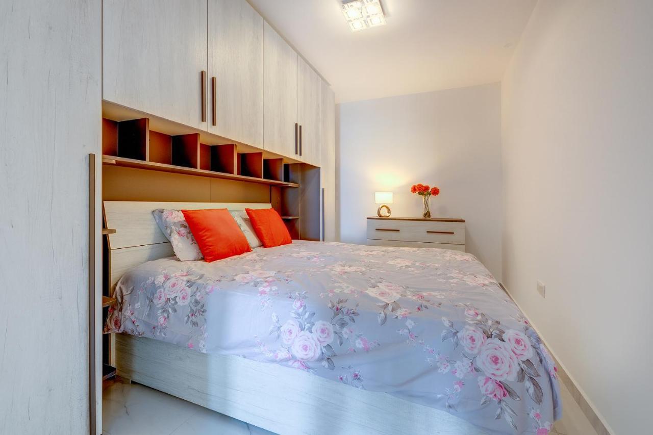 Splendid 2Br Apartment, Steps To St Georges Bay Saint Julian's Екстериор снимка
