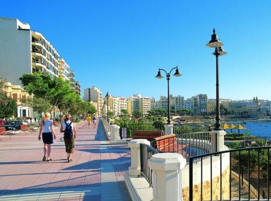 Splendid 2Br Apartment, Steps To St Georges Bay Saint Julian's Екстериор снимка